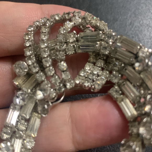 Vintage .. Kramer of New York Ice Clear Crystal Rhinestone Brooch w/ Baguettes - Picture 6 of 9